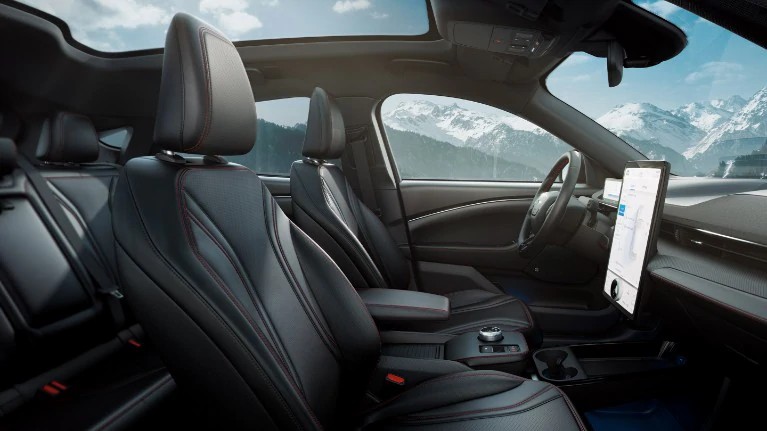 Ford Mustang Much E interni