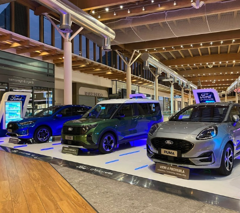 Ford Esposte Da Gruppovis A IL CENTRO Arese